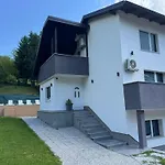 Vila S Bazenom Deluxe - Gti