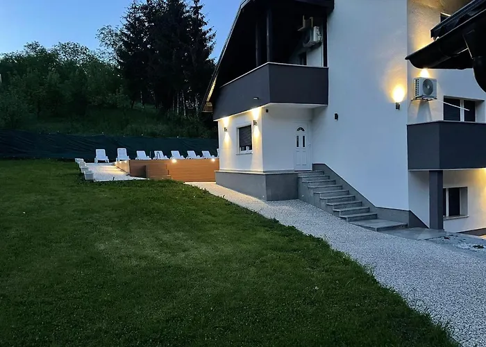 Vila S Bazenom Deluxe - Gti